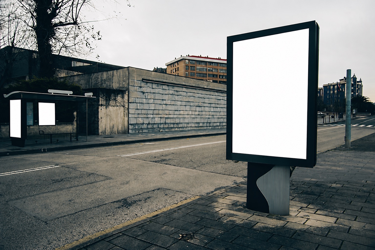 Panneau d'affichage urbain diffusant AubeScreen